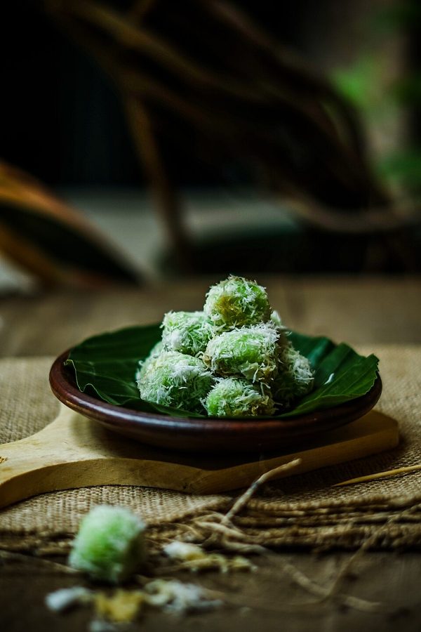 Klepon (Indonesian Sweet Boiled Rice Cake)