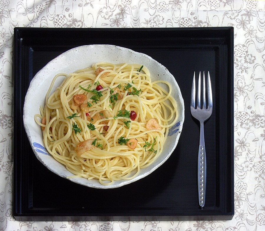 Spaghetti Aglio e Olio (Spaghetti with Garlic and Oil)